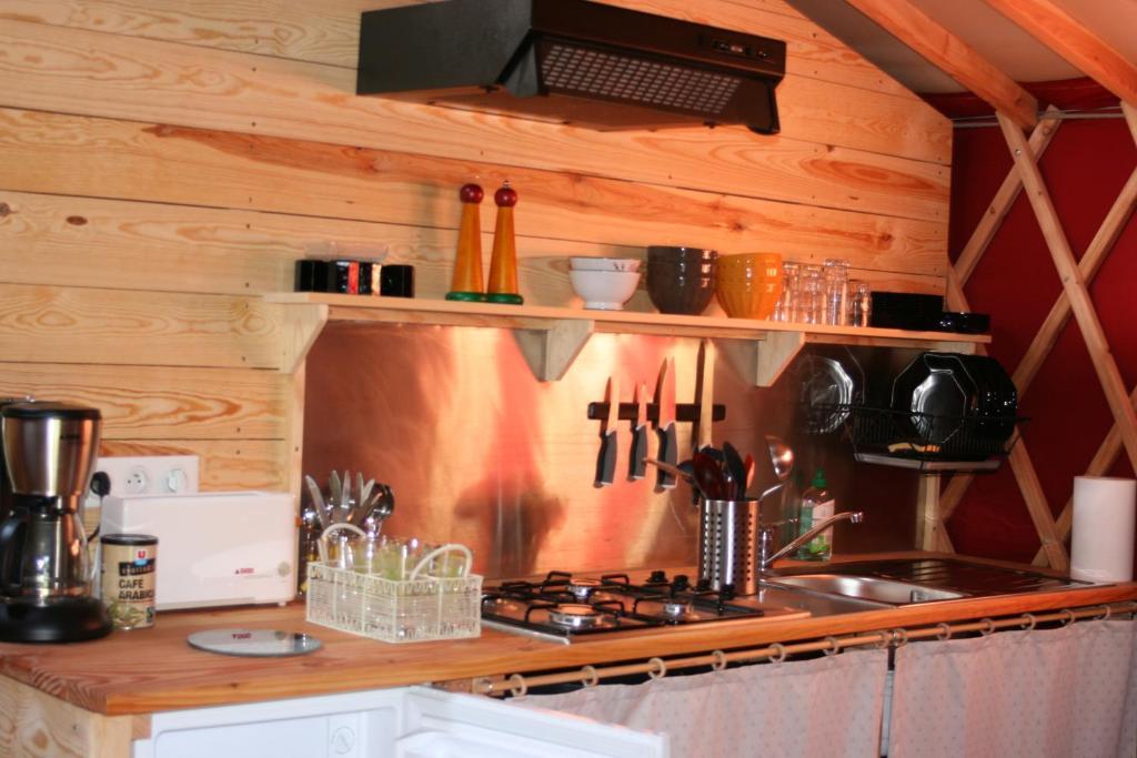 Yourtes En Terrasse Bonneval  Rum bild
