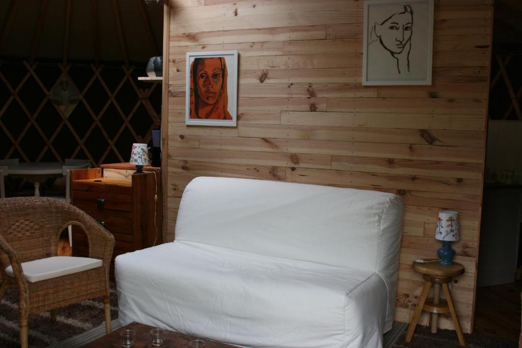 Yourtes En Terrasse Bonneval  Rum bild
